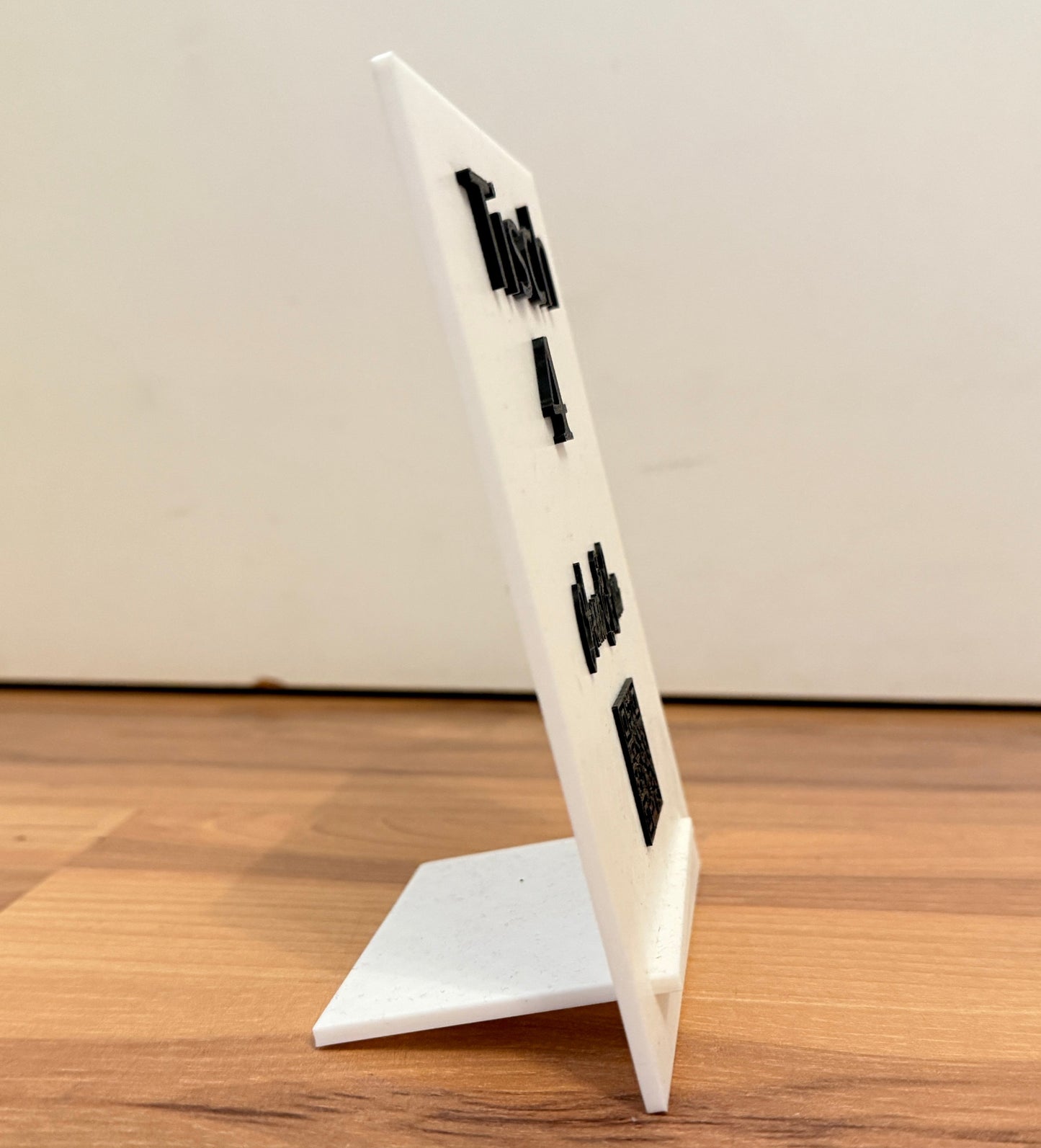 Eleganter Tischaufsteller mit Tischnummer & QR-Code