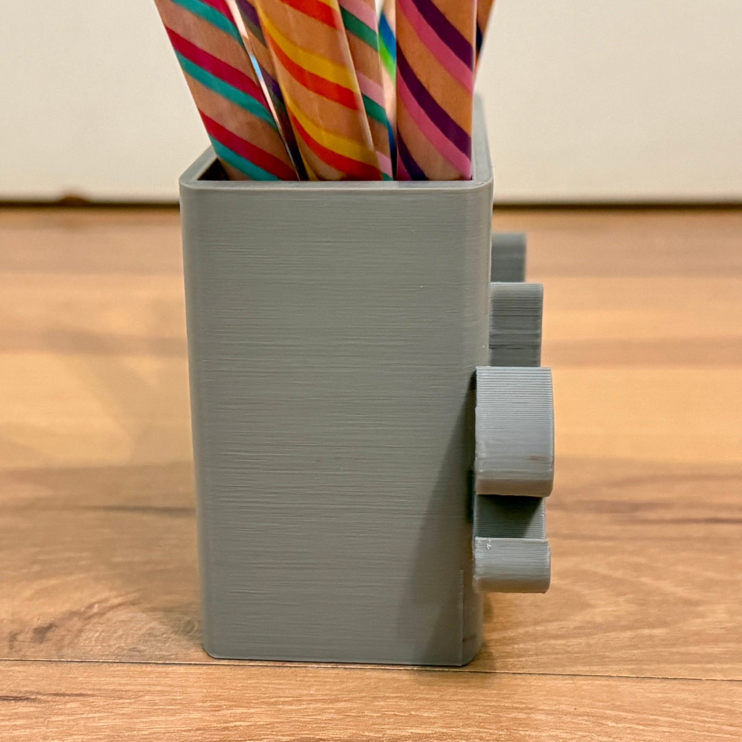 Moderner Stiftehalter aus dem 3D-Drucker – minimalistisches Design