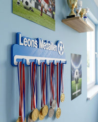 Medaillenhalter Kinder personalisiert mit Name, Fußball Geschenk Junge Mädchen, Medaillen Aufhängung Wand, Sport Deko Kinderzimmer
