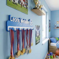 Medaillenhalter Kinder personalisiert mit Name, Fußball Geschenk Junge Mädchen, Medaillen Aufhängung Wand, Sport Deko Kinderzimmer