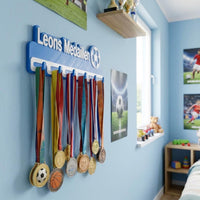 Medaillenhalter Kinder personalisiert mit Name, Fußball Geschenk Junge Mädchen, Medaillen Aufhängung Wand, Sport Deko Kinderzimmer